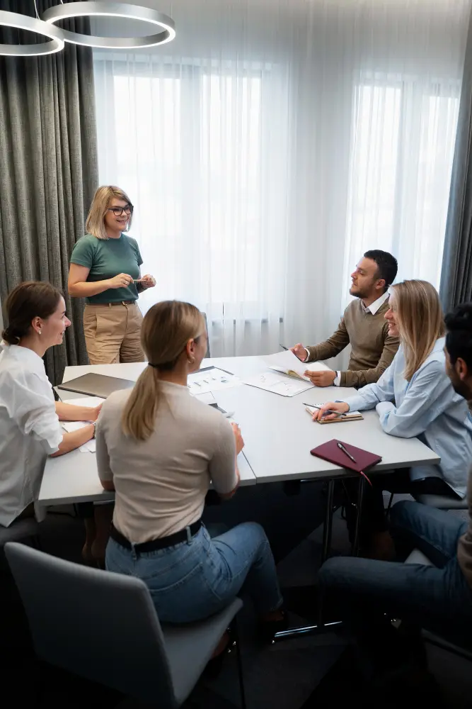 personnes qui échangent autour d'une table