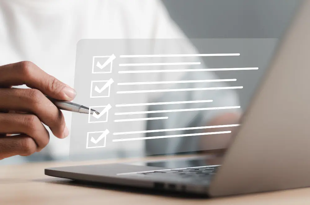 checklist devant un ordinateur